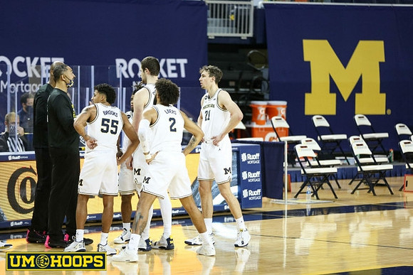 Juwan Howard, Eli Brooks (55), Mike Smith (12), Hunter Dickinson (1), Isaiah Livers (2), and Franz Wagner (21)