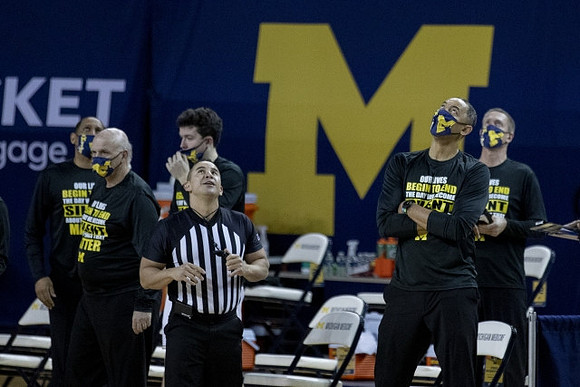 Howard Eisley, Phil Martelli, C.J. Baird (24), Juwan Howard, and Jay Smith