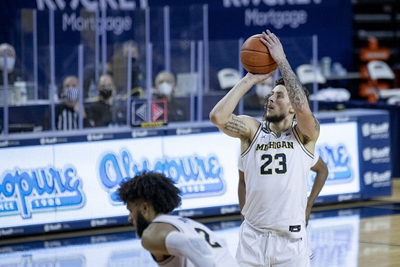 Isaiah Livers (2) and Brandon Johns Jr. (23)