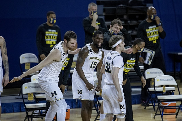 Hunter Dickinson (1), Chaundee Brown Jr. (15), Luke Wilson (32), Franz Wagner (21), and Howard Eisley
