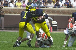 Anthony Thomas (32) and David Terrell (1)