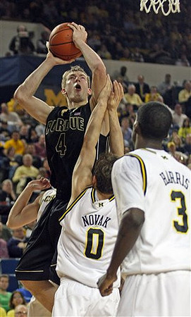 Zack Novak (0) and Manny Harris (3)