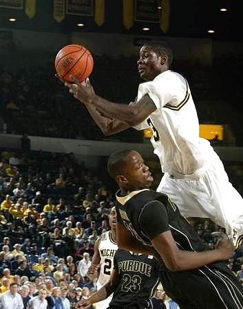 Manny Harris (3) and Jevohn Shepherd (22)