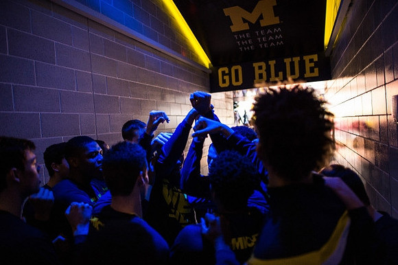 Zak Irvin (21), Derrick Walton Jr. (10), John Beilein, Mark Donnal (34), and LaVall Jordan