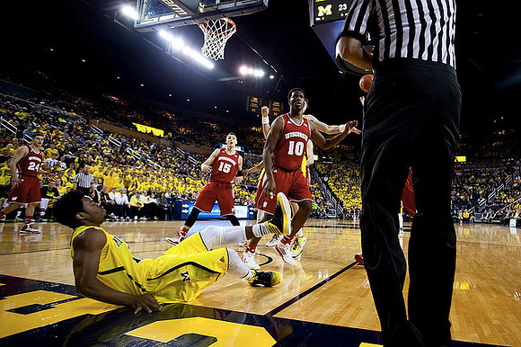 Zak Irvin (21), Ricky Doyle (32), Derrick Walton Jr. (10), Muhammad-Ali Abdur-Rahkman (12), and Kameron Chatman (3)