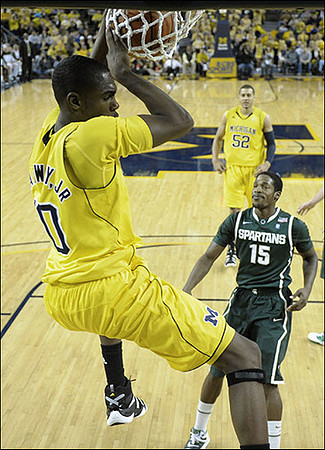 Tim Hardaway Jr. (10) and Jordan Morgan (52)