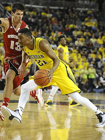 Zak Irvin (21) and Derrick Walton Jr. (10)