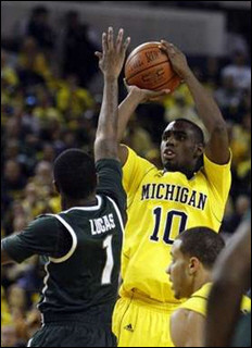 Tim Hardaway Jr. (10) and Jordan Morgan (52)
