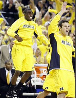 Tim Hardaway Jr. (10) and Josh Bartelstein (20)