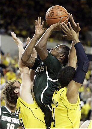 Zack Novak (0) and Darius Morris (4)
