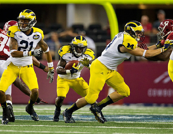 Roy Roundtree (21), Denard Robinson (16), and Mike Kwiatkowski (81)