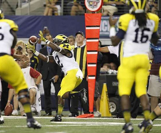 Vincent Smith (2) and Denard Robinson (16)