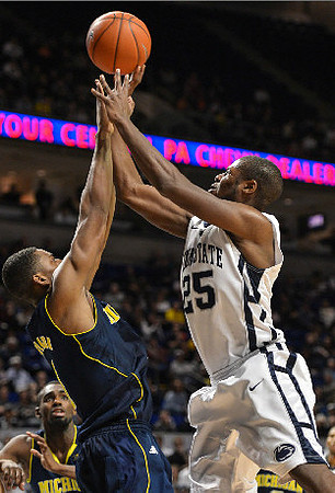 Tim Hardaway Jr. (10) and Jordan Morgan (52)