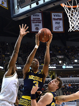 Kameron Chatman (3) and Ricky Doyle (32)