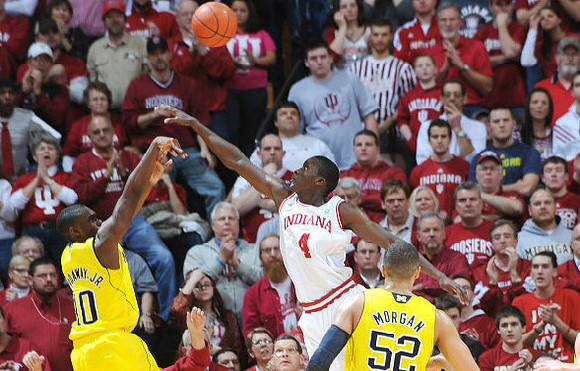 Tim Hardaway Jr. (10) and Jordan Morgan (52)