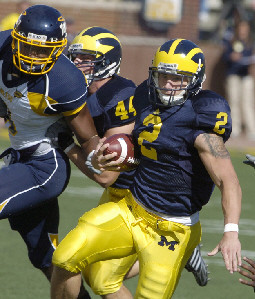 Sam McGuffie (2) and Mark Moundros (44)