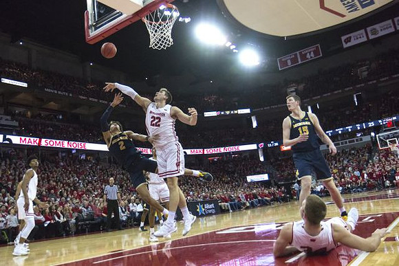 Jordan Poole (2) and Jon Teske (15)