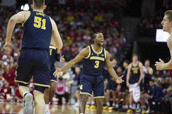 Austin Davis (51) and Zavier Simpson (3)