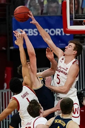 Franz Wagner (21) and Hunter Dickinson (1)