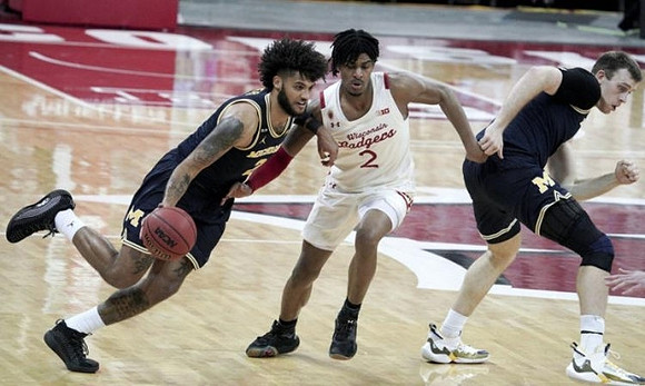 Isaiah Livers (2) and Austin Davis (51)