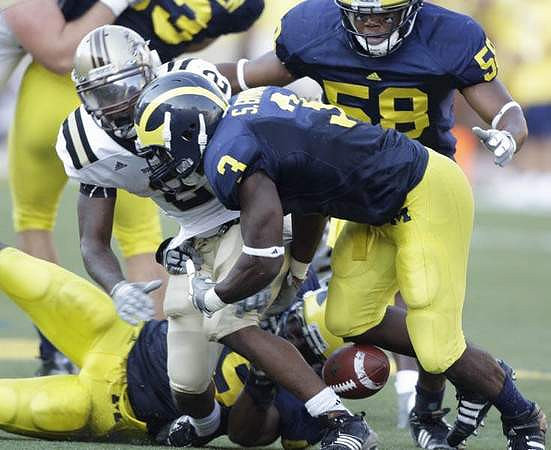 Stevie Brown (3) and Brandon Herron (58)