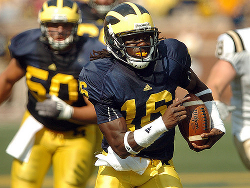 David Molk (50) and Denard Robinson (16)