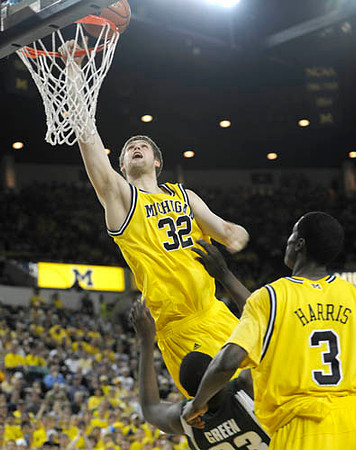 Zack Gibson (32) and Manny Harris (3)