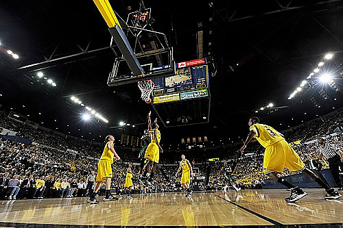 DeShawn Sims (34), Zack Novak (0), Manny Harris (3), Stu Douglass (1), and C.J. Lee (2)
