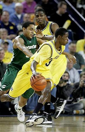 Manny Harris (3) and DeShawn Sims (34)