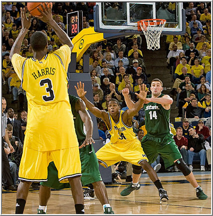 Manny Harris (3) and DeShawn Sims (34)