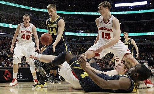 Max Bielfeldt (44) and Tim Hardaway Jr. (10)