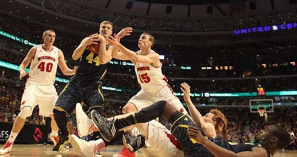 Max Bielfeldt (44) and Tim Hardaway Jr. (10)