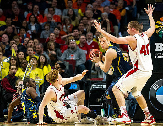Tim Hardaway Jr. (10) and Max Bielfeldt (44)