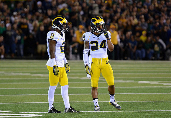 Blake Countess (2) and Delonte Hollowell (24)