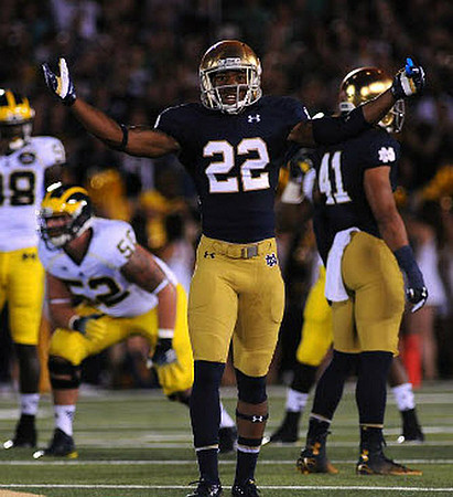 Devin Gardner (98) and Mason Cole (52)