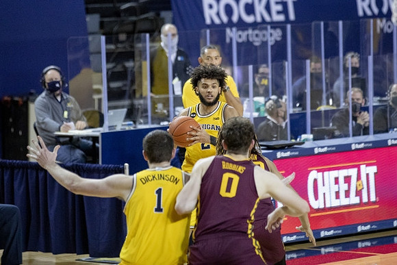 Hunter Dickinson (1), Isaiah Livers (2), and Juwan Howard