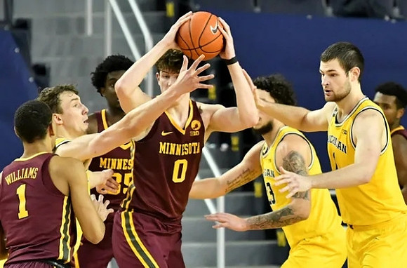 Franz Wagner (21), Brandon Johns Jr. (23), and Hunter Dickinson (1)