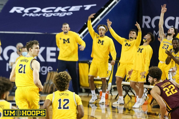 Isaiah Livers (2), Franz Wagner (21), Mike Smith (12), and Michigan Team