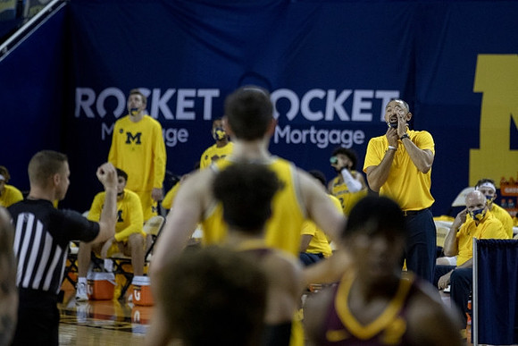Hunter Dickinson (1) and Juwan Howard