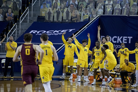 Hunter Dickinson (1) and Michigan Team