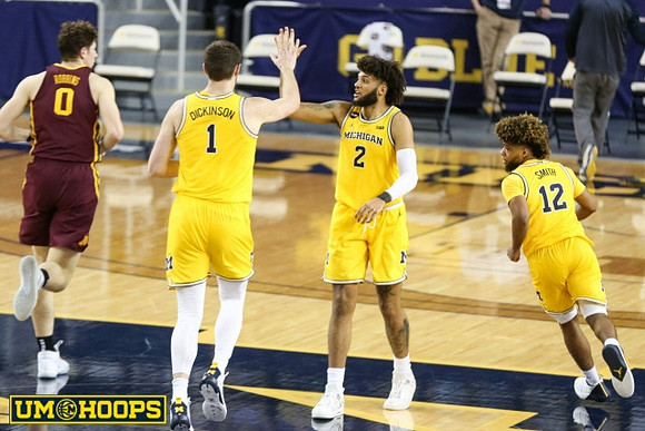 Hunter Dickinson (1), Isaiah Livers (2), and Mike Smith (12)