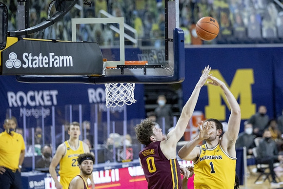 Juwan Howard, Franz Wagner (21), and Hunter Dickinson (1)