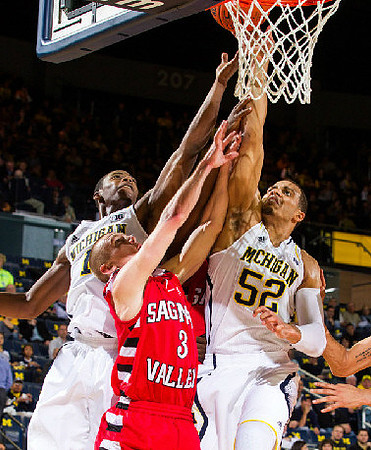 Tim Hardaway Jr. (10) and Jordan Morgan (52)