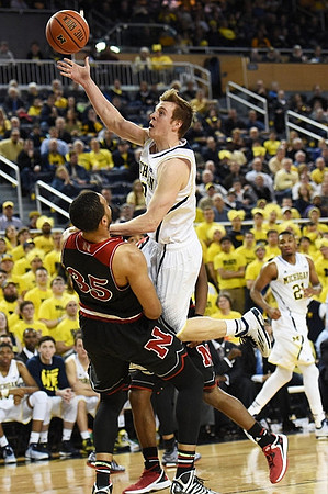 Spike Albrecht (2) and Zak Irvin (21)