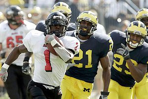 Ryan Mundy (21) and Leon Hall (29)