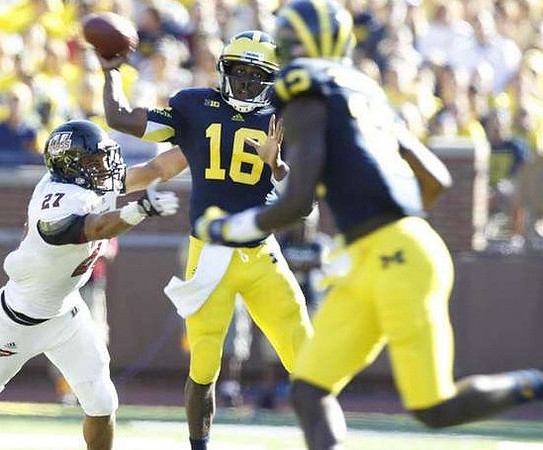 Denard Robinson (16) and Devin Gardner (12)