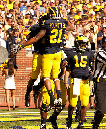 Roy Roundtree (21) and Denard Robinson (16)