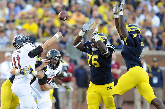 Quinton Washington (76) and Cameron Gordon (4)
