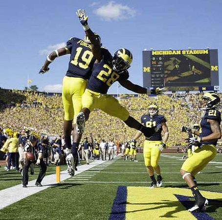 Devin Funchess (19), Fitzgerald Toussaint (28), Mike Kwiatkowski (81), and Roy Roundtree (21)