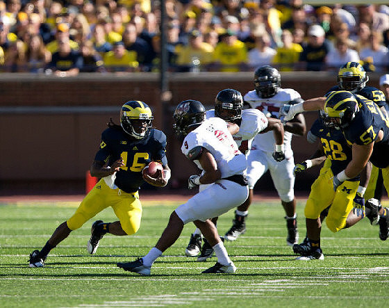 Denard Robinson (16), Fitzgerald Toussaint (28), and Ricky Barnum (52)